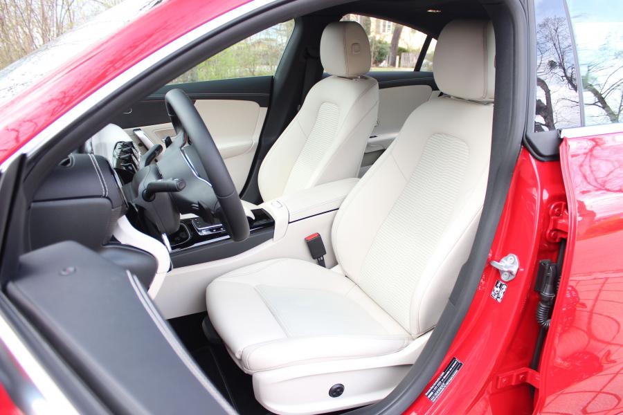 Интерьер Mercedes-Benz CLA180 d (W118) 2019 года  (WW) (фото 4 из 19)